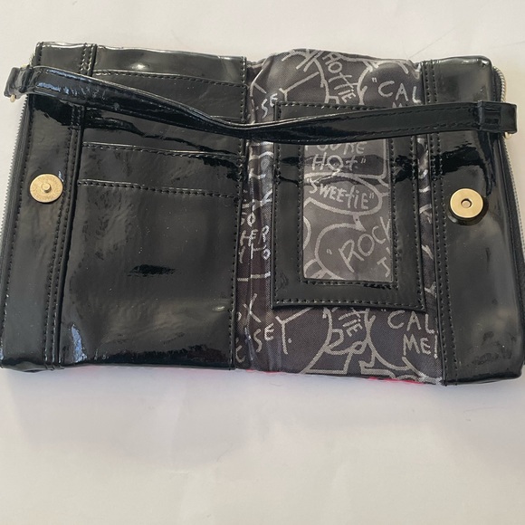 💕Women’s Betsy Johnson 💕Wristlet/Wallet💕Skull and Rose Pattern🌹💀 - Picture 3 of 8